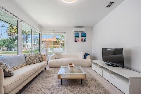 Duplex in Saint Petersburg, Florida 1 bedroom, 120.96 sq.m. № 2232400 - photo 13