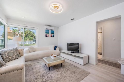 Duplex in Saint Petersburg, Florida 1 bedroom, 120.96 sq.m. № 2232400 - photo 14