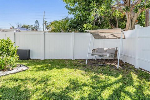 Duplex in Saint Petersburg, Florida 1 bedroom, 120.96 sq.m. № 2232400 - photo 23