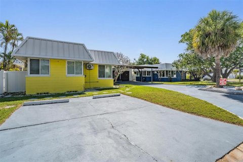 Duplex in Saint Petersburg, Florida 1 bedroom, 120.96 sq.m. № 2232400 - photo 4