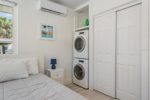 Duplex in Saint Petersburg, Florida 1 bedroom, 120.96 sq.m. № 2232400 - photo 16