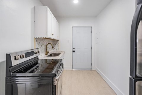 Duplex in Saint Petersburg, Florida 1 bedroom, 120.96 sq.m. № 2232400 - photo 30
