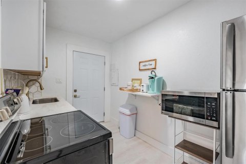 Duplex in Saint Petersburg, Florida 1 bedroom, 120.96 sq.m. № 2232400 - photo 18