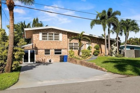 Снять в аренду виллу или дом в Форт-Лодердейл, Флорида 3 спальни, 173.36м2, № 1957996 - фото 1