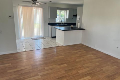 Casa en venta en Seminole, Florida, 2 dormitorios, 68 m2 № 2231250 - foto 2