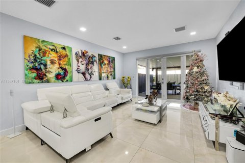 House in Miami, Florida 4 bedrooms, 167.78 sq.m. № 1995084 - photo 11