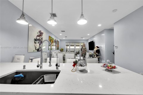 House in Miami, Florida 4 bedrooms, 167.78 sq.m. № 1995084 - photo 8