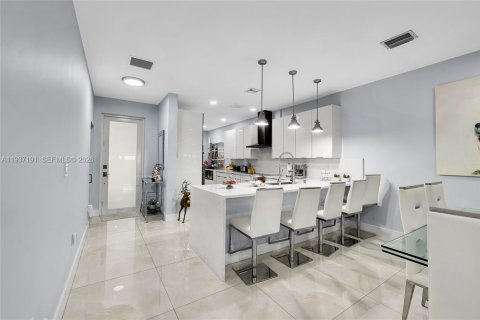 House in Miami, Florida 4 bedrooms, 167.78 sq.m. № 1995084 - photo 3