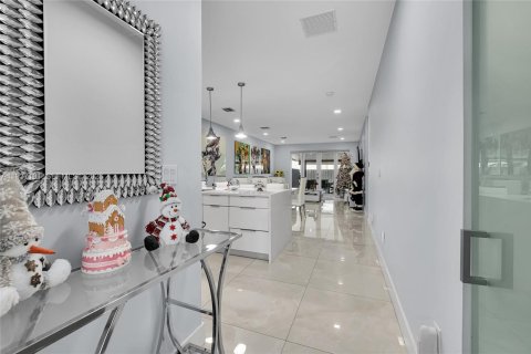 House in Miami, Florida 4 bedrooms, 167.78 sq.m. № 1995084 - photo 2