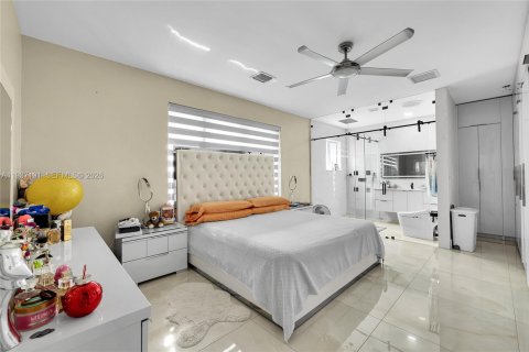 House in Miami, Florida 4 bedrooms, 167.78 sq.m. № 1995084 - photo 20