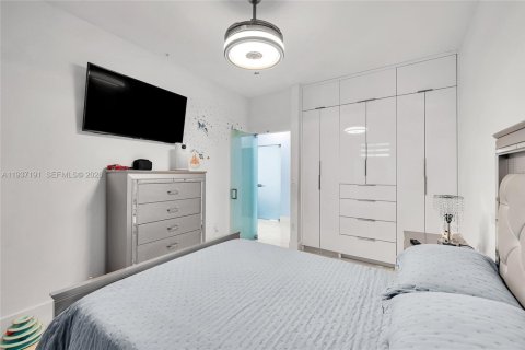 House in Miami, Florida 4 bedrooms, 167.78 sq.m. № 1995084 - photo 17