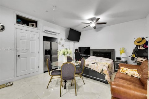 House in Miami, Florida 4 bedrooms, 167.78 sq.m. № 1995084 - photo 24