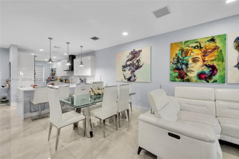 House in Miami, Florida 4 bedrooms, 167.78 sq.m. № 1995084 - photo 10