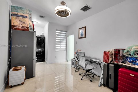 House in Miami, Florida 4 bedrooms, 167.78 sq.m. № 1995084 - photo 23