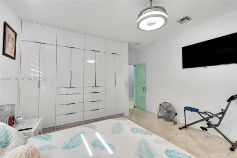 House in Miami, Florida 4 bedrooms, 167.78 sq.m. № 1995084 - photo 19