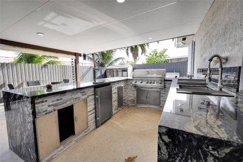 House in Miami, Florida 4 bedrooms, 167.78 sq.m. № 1995084 - photo 30