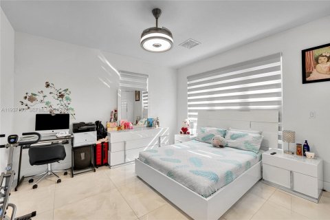 House in Miami, Florida 4 bedrooms, 167.78 sq.m. № 1995084 - photo 18