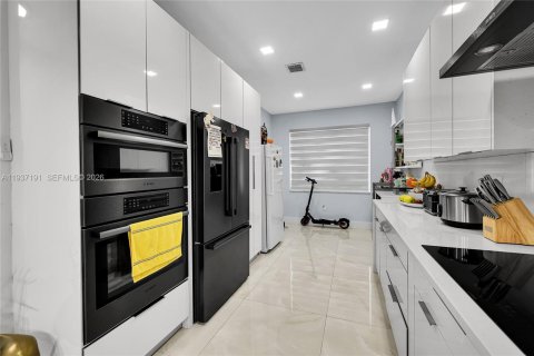 House in Miami, Florida 4 bedrooms, 167.78 sq.m. № 1995084 - photo 5