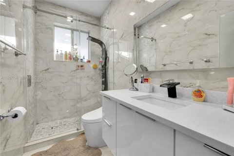 House in Miami, Florida 4 bedrooms, 167.78 sq.m. № 1995084 - photo 15