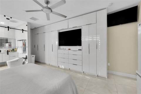 House in Miami, Florida 4 bedrooms, 167.78 sq.m. № 1995084 - photo 21