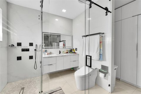 House in Miami, Florida 4 bedrooms, 167.78 sq.m. № 1995084 - photo 22