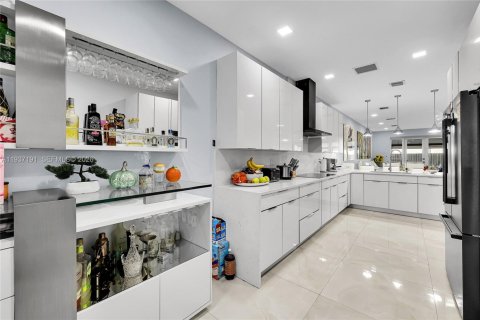 House in Miami, Florida 4 bedrooms, 167.78 sq.m. № 1995084 - photo 6