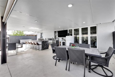 House in Miami, Florida 4 bedrooms, 167.78 sq.m. № 1995084 - photo 29