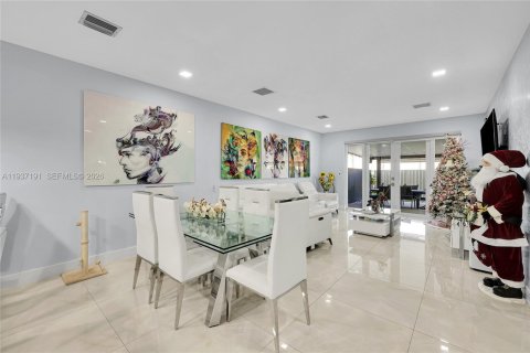 House in Miami, Florida 4 bedrooms, 167.78 sq.m. № 1995084 - photo 9