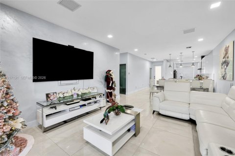 House in Miami, Florida 4 bedrooms, 167.78 sq.m. № 1995084 - photo 12