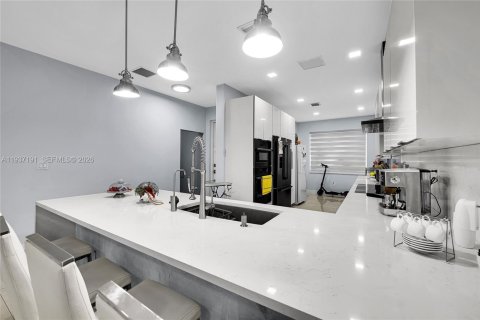 House in Miami, Florida 4 bedrooms, 167.78 sq.m. № 1995084 - photo 4