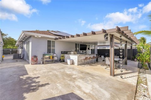 House in Miami, Florida 4 bedrooms, 167.78 sq.m. № 1995084 - photo 28