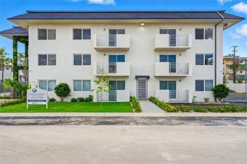 Apartamento en alquiler en North Miami, Florida, 2 dormitorios, 81.38 m2 № 1951418 - foto 2