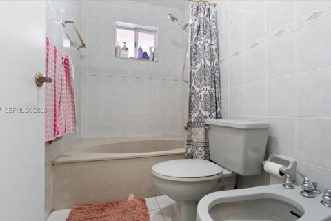 House in Hialeah, Florida 3 bedrooms, 142.88 sq.m. № 2080946 - photo 16