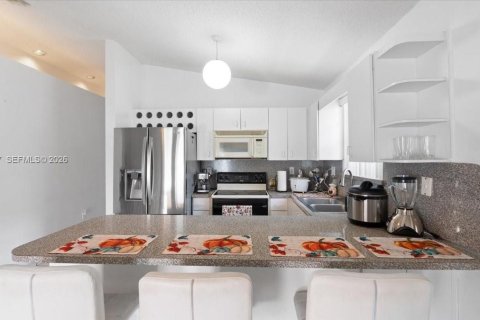 House in Hialeah, Florida 3 bedrooms, 142.88 sq.m. № 2080946 - photo 6