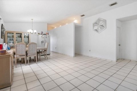 House in Hialeah, Florida 3 bedrooms, 142.88 sq.m. № 2080946 - photo 9