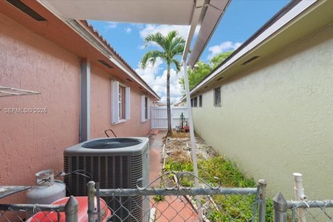 House in Hialeah, Florida 3 bedrooms, 142.88 sq.m. № 2080946 - photo 17