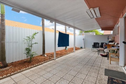 House in Hialeah, Florida 3 bedrooms, 142.88 sq.m. № 2080946 - photo 18