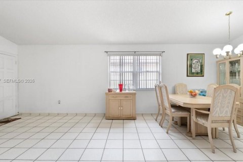 House in Hialeah, Florida 3 bedrooms, 142.88 sq.m. № 2080946 - photo 7