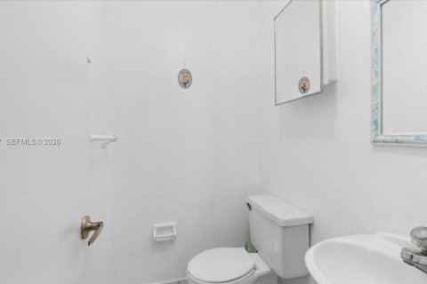 House in Hialeah, Florida 3 bedrooms, 142.88 sq.m. № 2080946 - photo 15