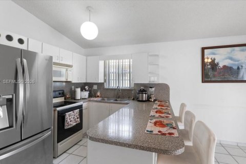 House in Hialeah, Florida 3 bedrooms, 142.88 sq.m. № 2080946 - photo 5