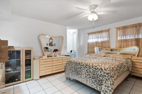 House in Hialeah, Florida 3 bedrooms, 142.88 sq.m. № 2080946 - photo 14