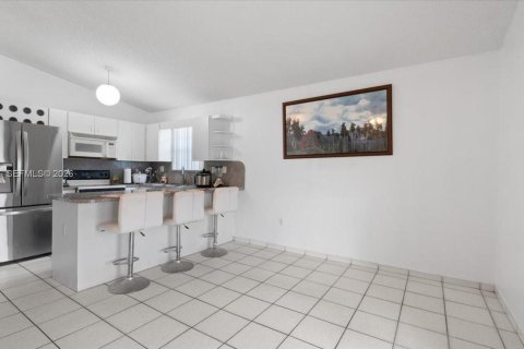 House in Hialeah, Florida 3 bedrooms, 142.88 sq.m. № 2080946 - photo 4