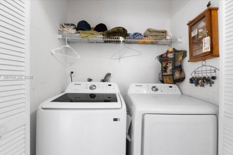 House in Hialeah, Florida 3 bedrooms, 142.88 sq.m. № 2080946 - photo 20
