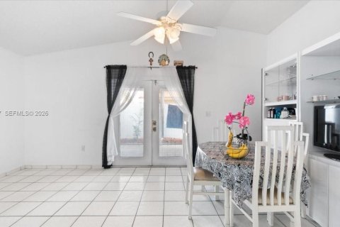 House in Hialeah, Florida 3 bedrooms, 142.88 sq.m. № 2080946 - photo 8