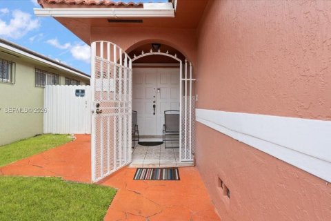 House in Hialeah, Florida 3 bedrooms, 142.88 sq.m. № 2080946 - photo 3