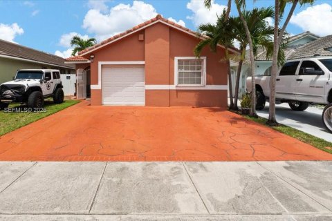House in Hialeah, Florida 3 bedrooms, 142.88 sq.m. № 2080946