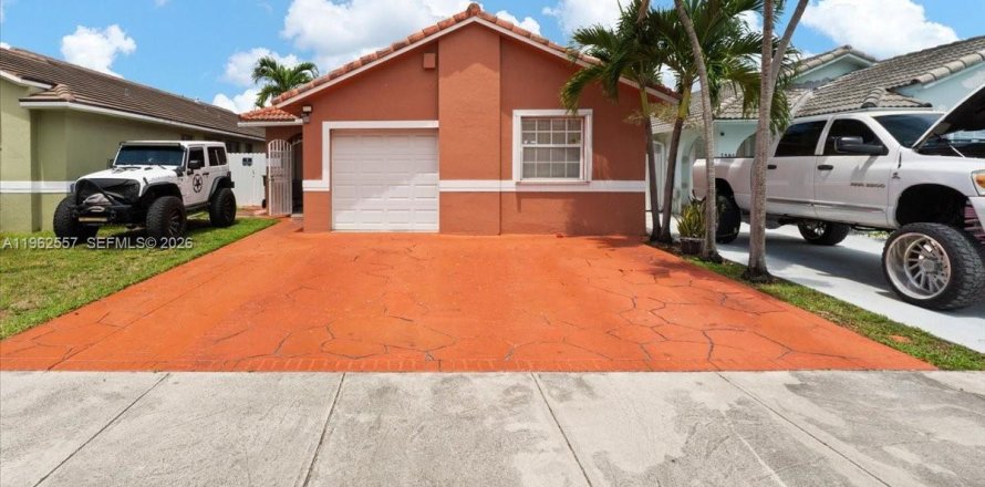 House in Hialeah, Florida 3 bedrooms, 142.88 sq.m. № 2080946