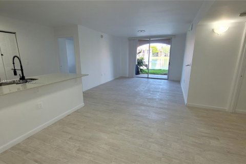 Condo in Miramar, Florida, 2 bedrooms  № 1848919 - photo 3