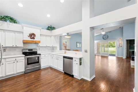 House in Lutz, Florida 3 bedrooms, 216.56 sq.m. № 2225431 - photo 10