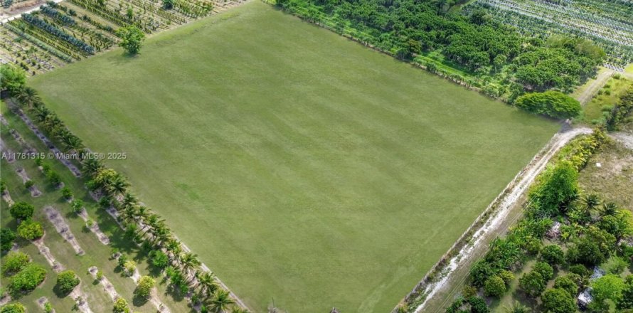 Commercial property in Homestead, Florida № 1863758